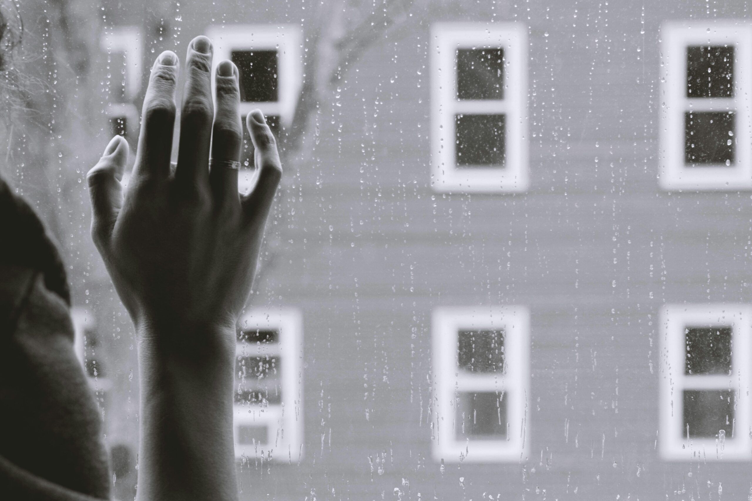 Photo main sur la vitre pluie à l'extérieur