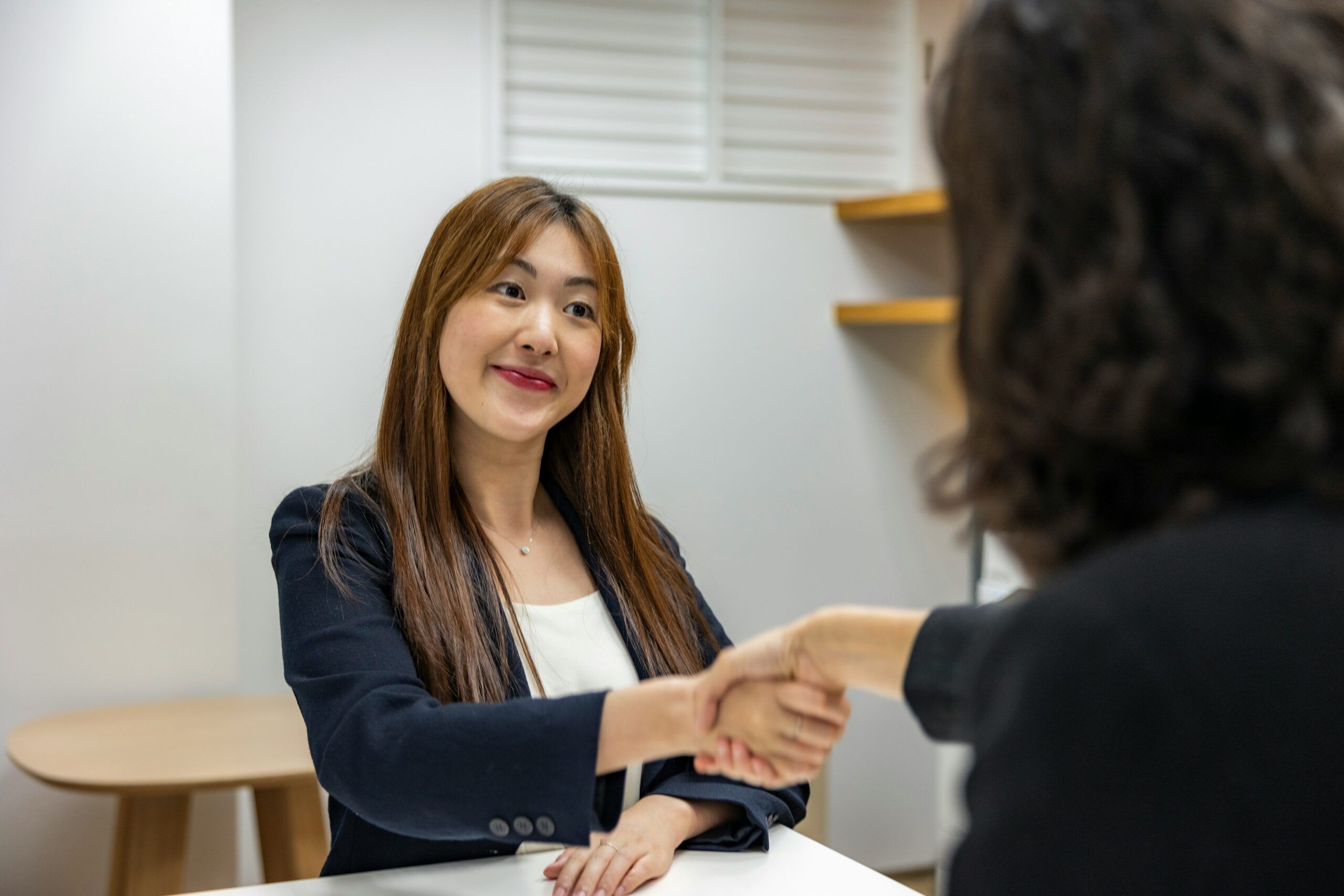 Femmes se serrant la main
