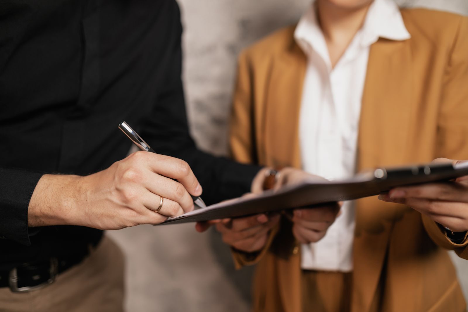 Signature d'un contrat professionnel entre deux parties