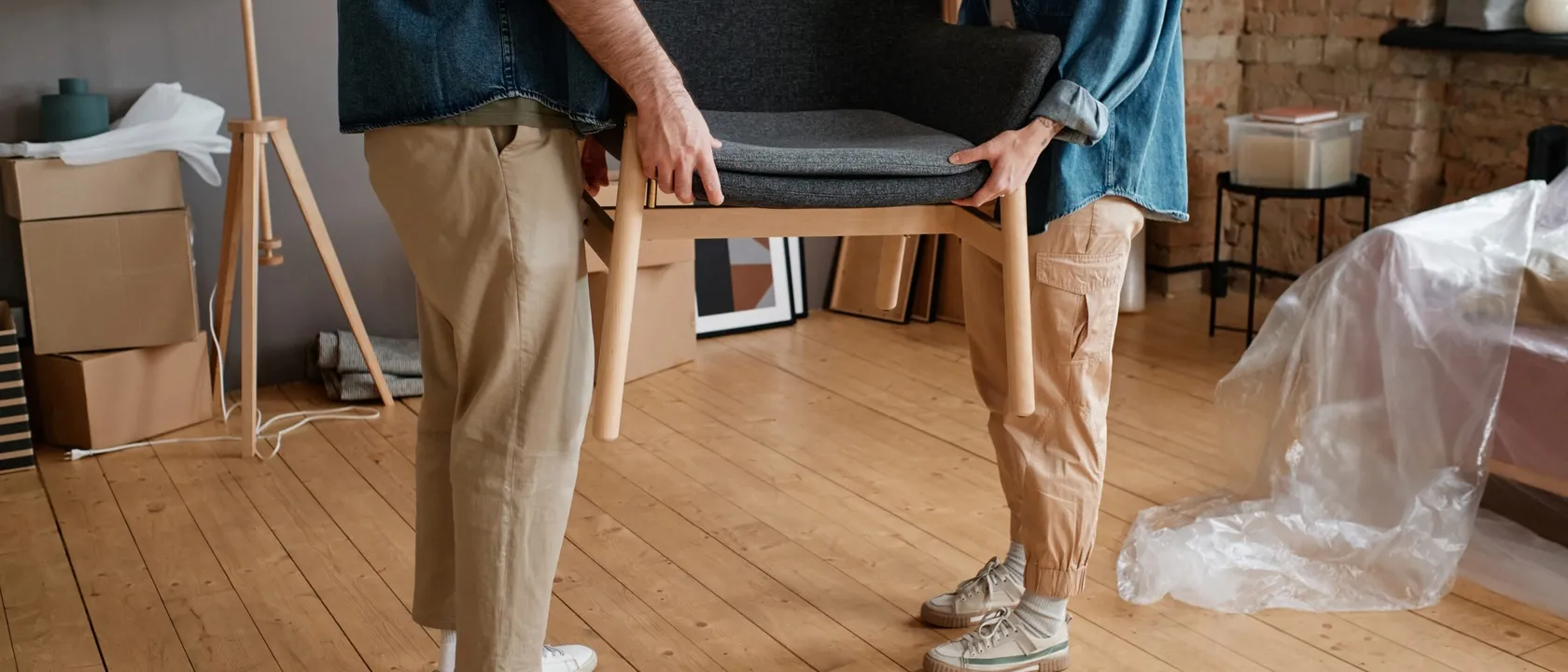 Couple qui porte un meuble